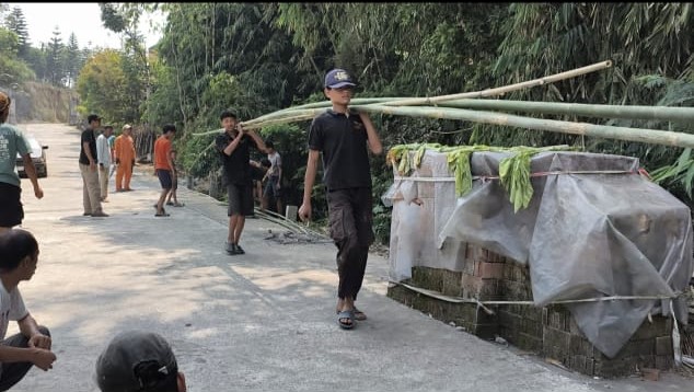 gotong royong pemasangan bendera untuk memperingati hari 17 agustus