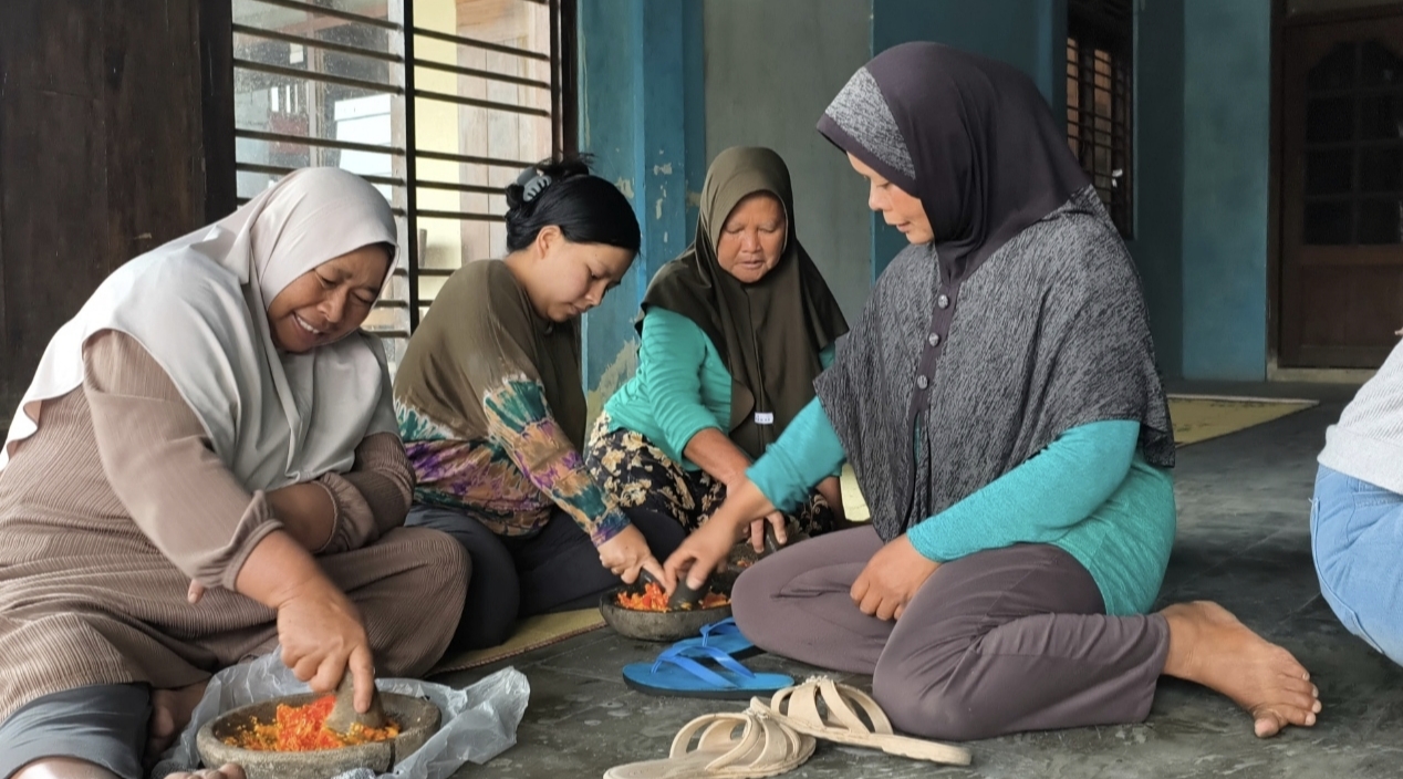 Pembuatan sambal bersama kkn UMBY dan ibu-ibu desa plalar