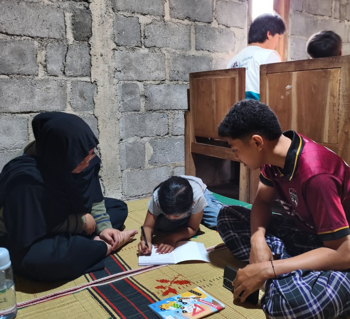 bimbingan belajar untuk anak-anak desa plalar