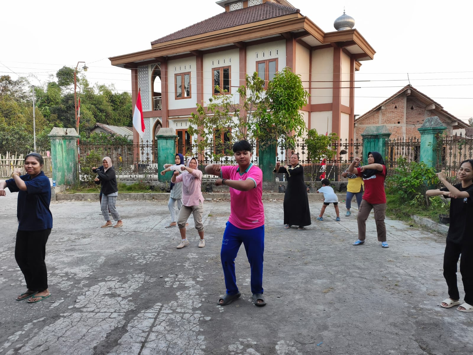 senam bersama ibu-ibu desa plalar
