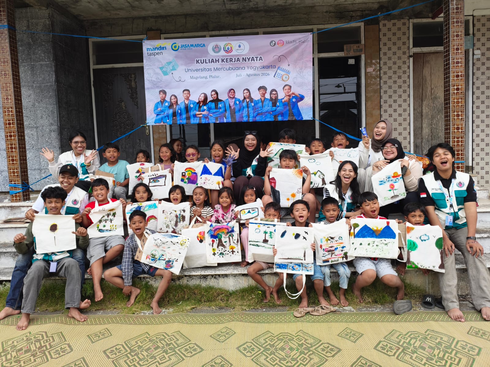 kegiatan kreasi anak dalam melukis tote bag