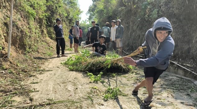 Gotong Royong Warga Dusun Plalar Bersihkan Lingkungan